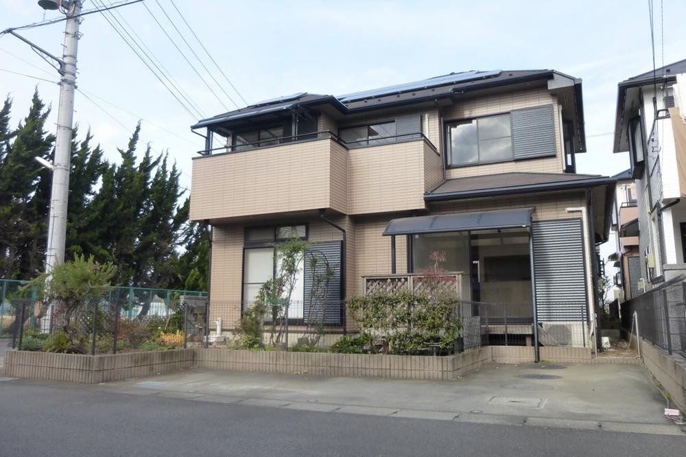 Local appearance photo. Local (December 2013) shooting ◎ south ・ Good is per yang per corner lot of west road ☆ ◎ is settled solar power installation!