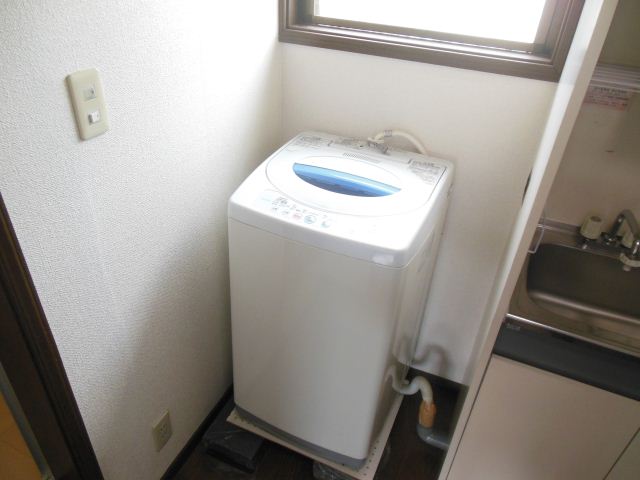 Washroom. Washing machine comes with. 