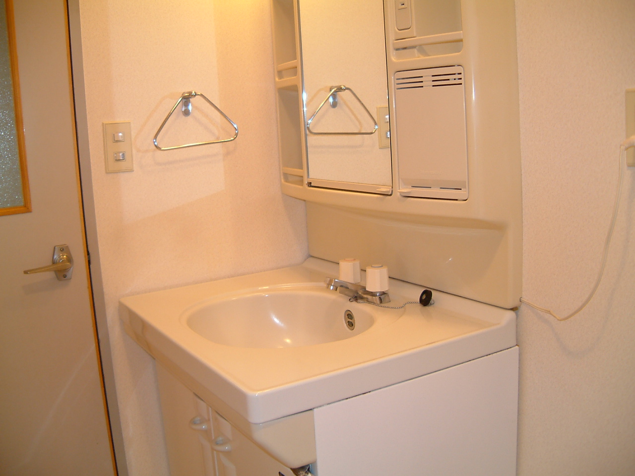 Washroom. Independent wash basin!