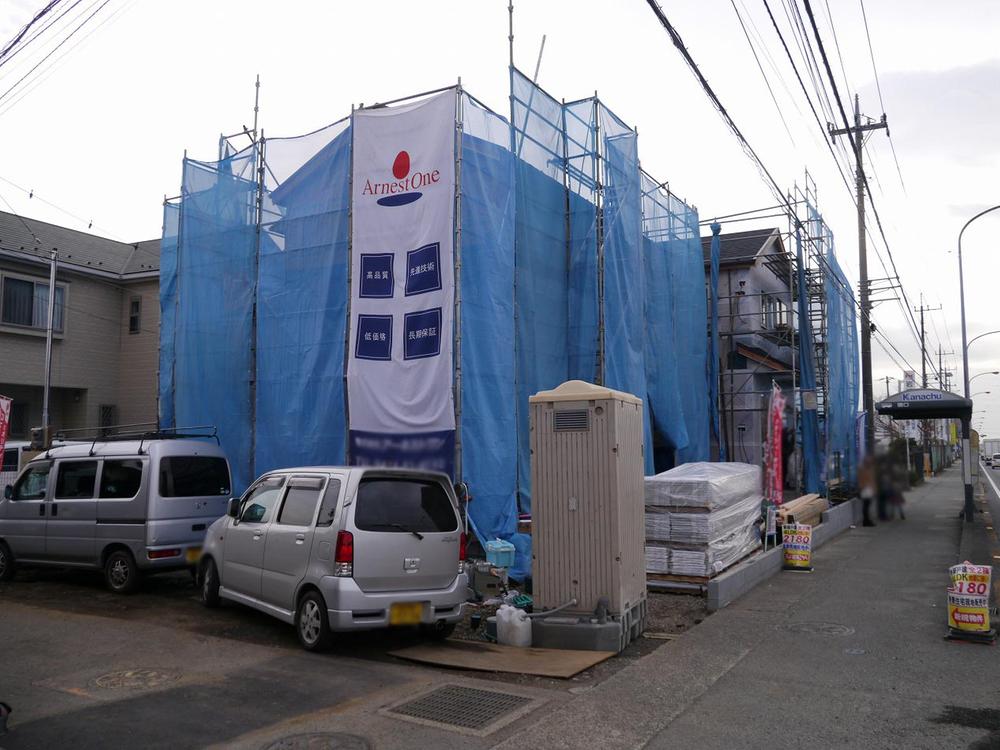 Local appearance photo. In the previous Sekiguchi bus stop is eye Hon-Atsugi ・ There is a bus service to the Ebina Station is a convenient environment. Wood utilization point object properties.