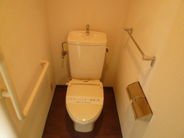 Toilet. Also the voice of here that flies settle down from the men of the world ....