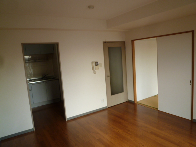 Living and room. Next door there is a Japanese-style room to settle down if Japanese.