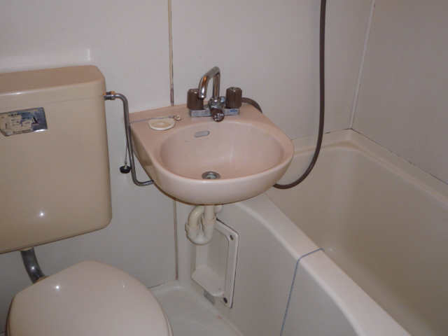 Bath. 3-point unit bus washbasin!