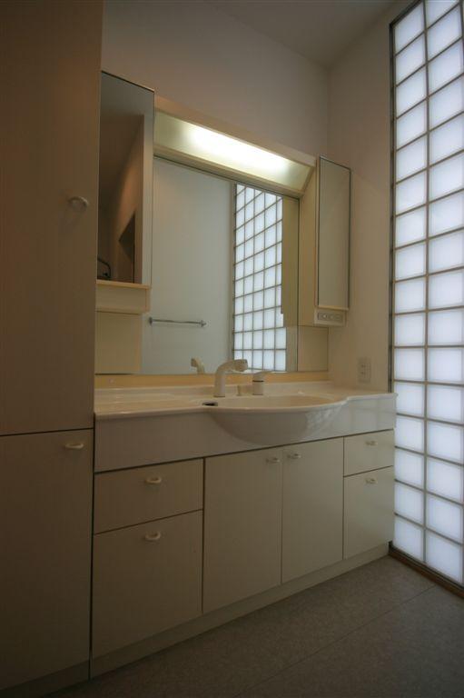 Wash basin, toilet. Local (September 2012) shooting
