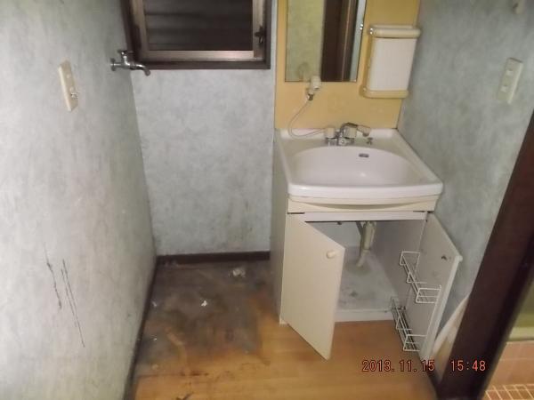 Wash basin, toilet. Washroom is the vanity of width 60cm to secure a space for the washing machine and a new installation (photo is a picture of the pre-reform)
