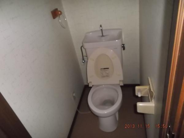 Toilet. Second floor toilet bowl and the toilet seat and replace the (shower toilet) with a new one (photo is a picture of the pre-reform)