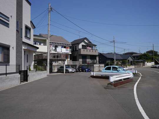 Local photos, including front road. Good per sun in the south road in a quiet residential area. Supermarket ・ park ・ School is close living environment is also good. 