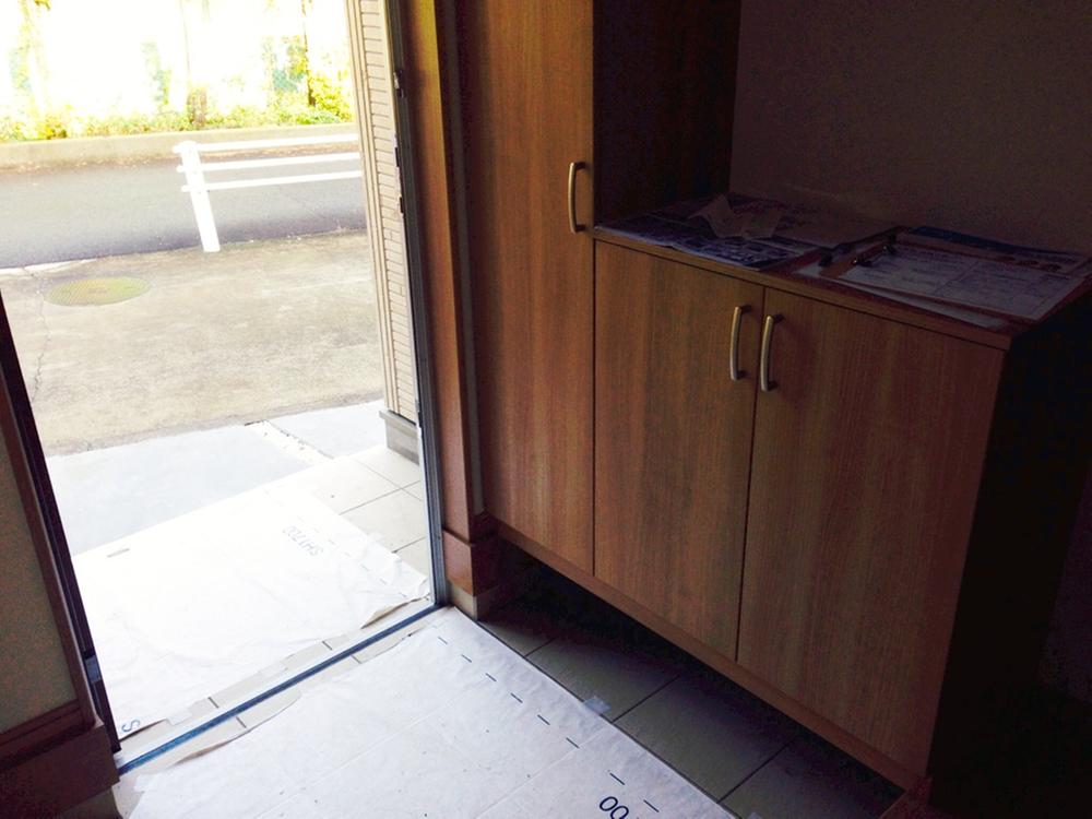 Entrance. Local (11 May 2013) Shooting