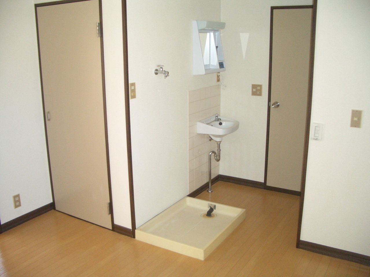 Washroom.  ☆ Independent wash basin ・ Indoor Laundry Storage ☆