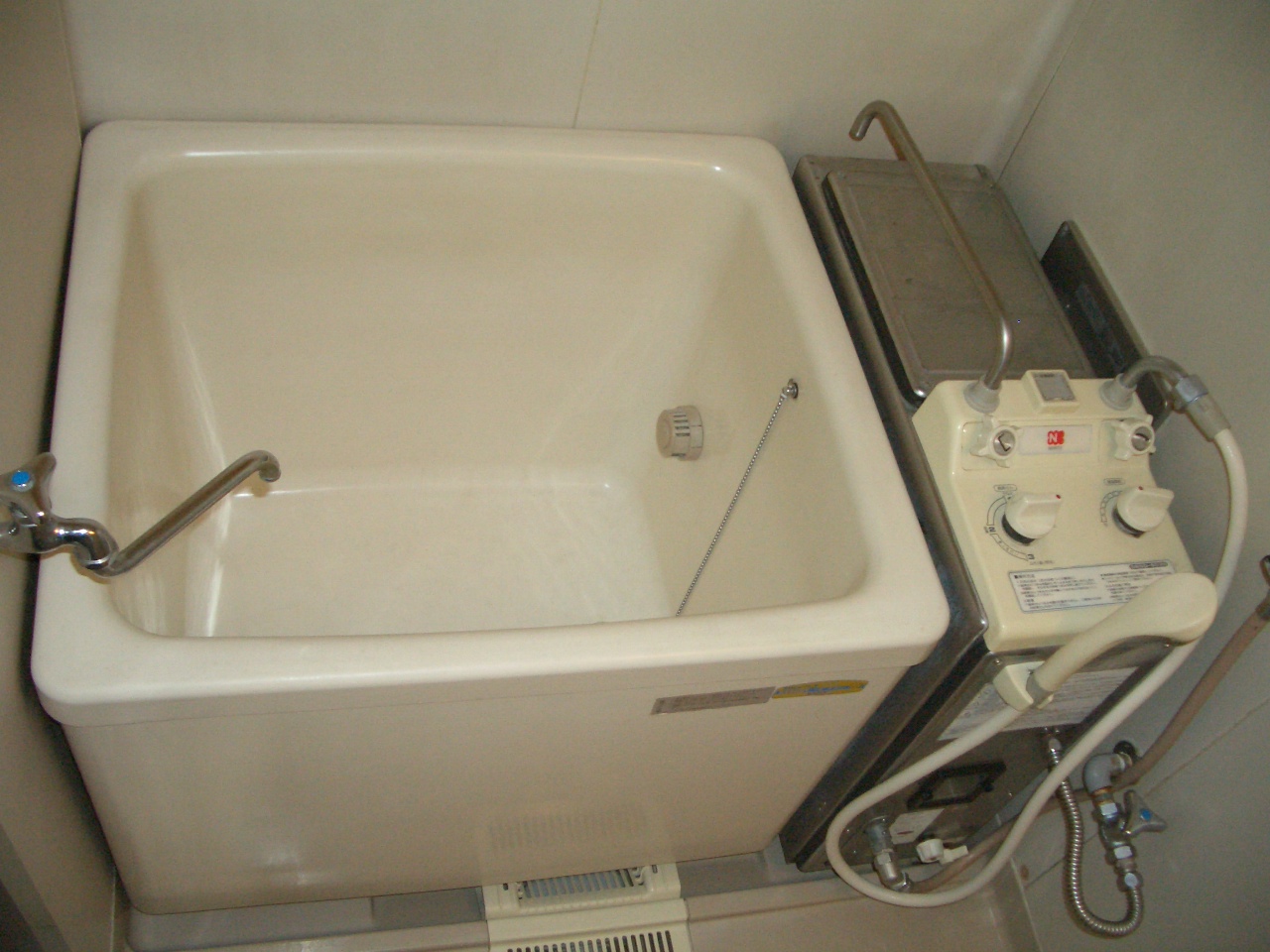 Bath.  ※ Although current situation is the balance kettle, Change to the hot water supply at the time of move-in!