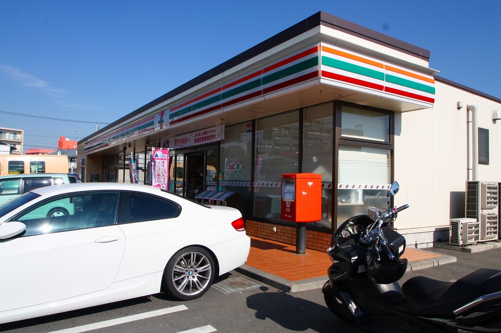 Convenience store. 300m to Seven-Eleven Tsumadaminami store (convenience store)