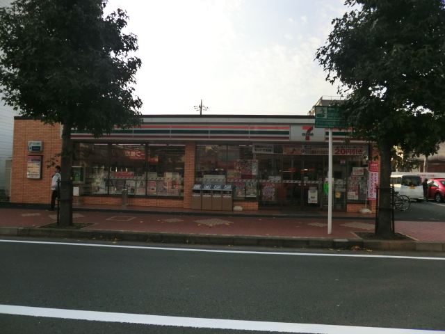 Convenience store. 333m to Seven-Eleven (convenience store)