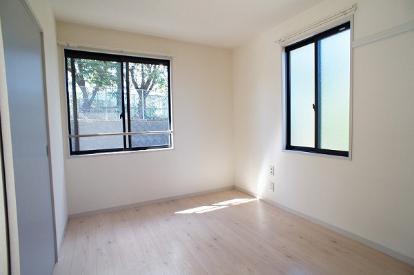 Living and room. Facing south in the sunny Western-style