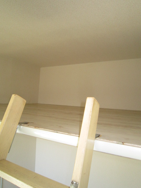 Other room space. There is a loft of 1.5 quires