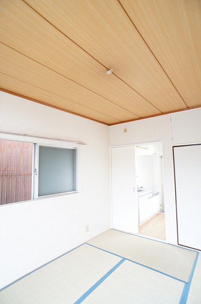 Living and room. Facing south in a sunny Japanese-style room. 