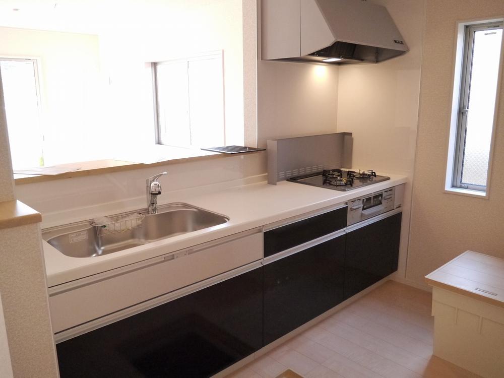 Kitchen. Stainless steel worktop ・ Glass top stove system Kitchen