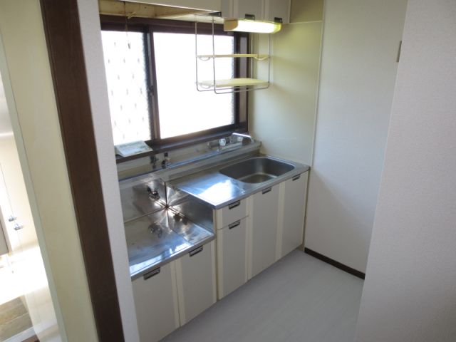 Kitchen. Gas stove can be installed!