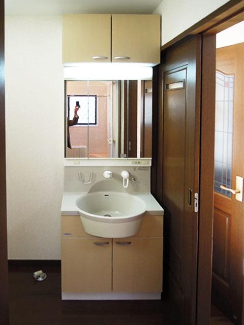 Wash basin, toilet. Local (12 May 2013) Shooting