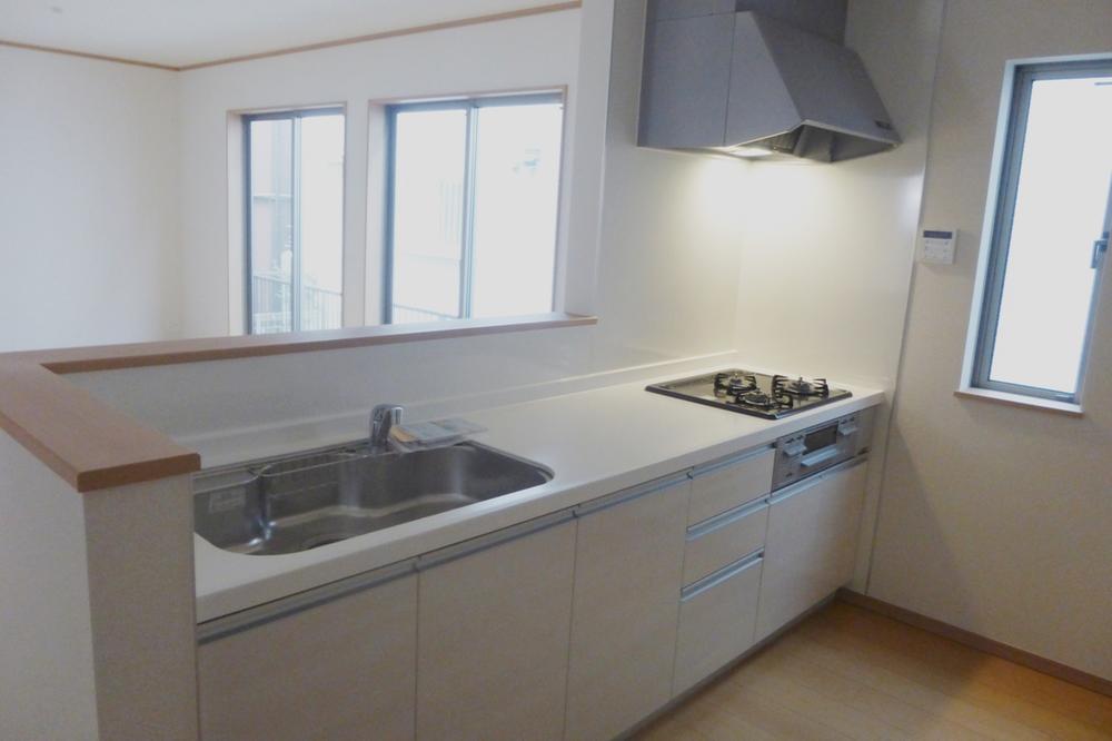 Kitchen. System kitchen ・ With under-floor storage