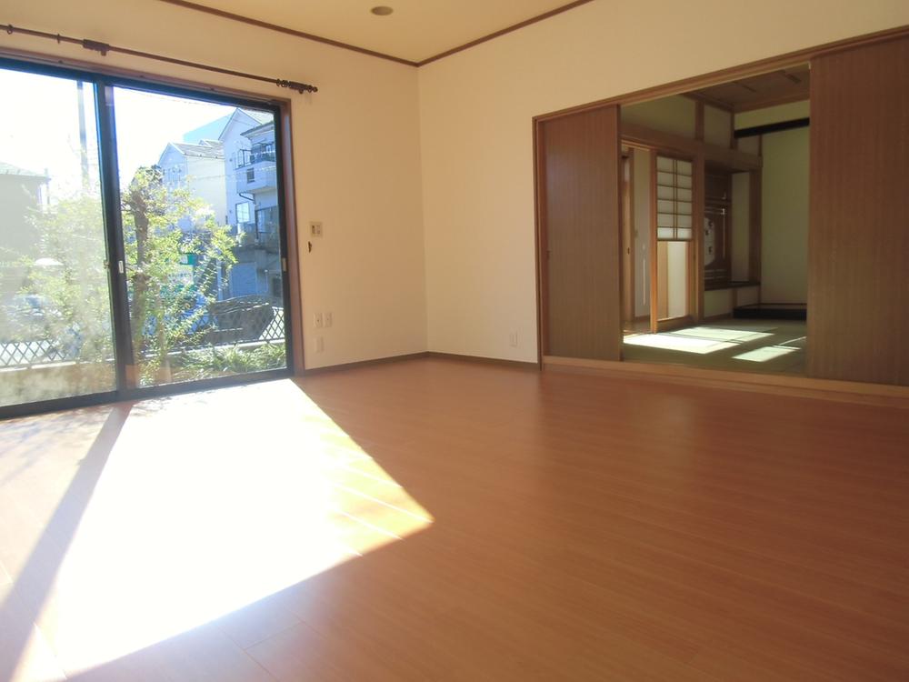 Living. Indoor (12 May 2013) shooting bright sunlight plug living Flooring is the new Zhang Kawasumi.