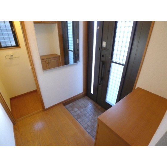 Entrance. Spacious entrance.