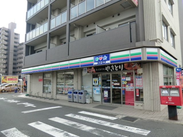 Convenience store. Three F Otsukaekimae Sagami up (convenience store) 964m