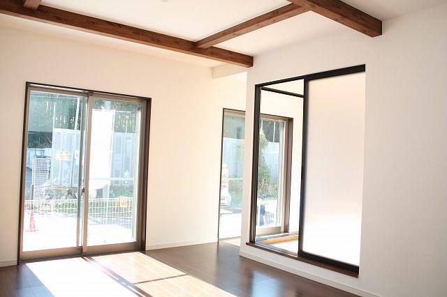 Living. Directing the ceiling beams and floors and dark deep grain of the shade is luxurious space of joinery. If chic fabric, It is also possible to produce the elegant space, such as spend at the hotel.