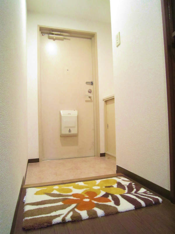 Entrance.  ※ Model is room