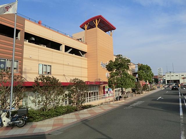 Shopping centre. 350m to Town Hills