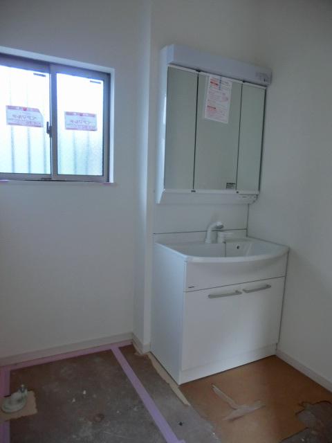 Wash basin, toilet. Local (10 May 2013) Shooting