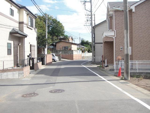 Local photos, including front road. It is one section of a quiet residential area ☆