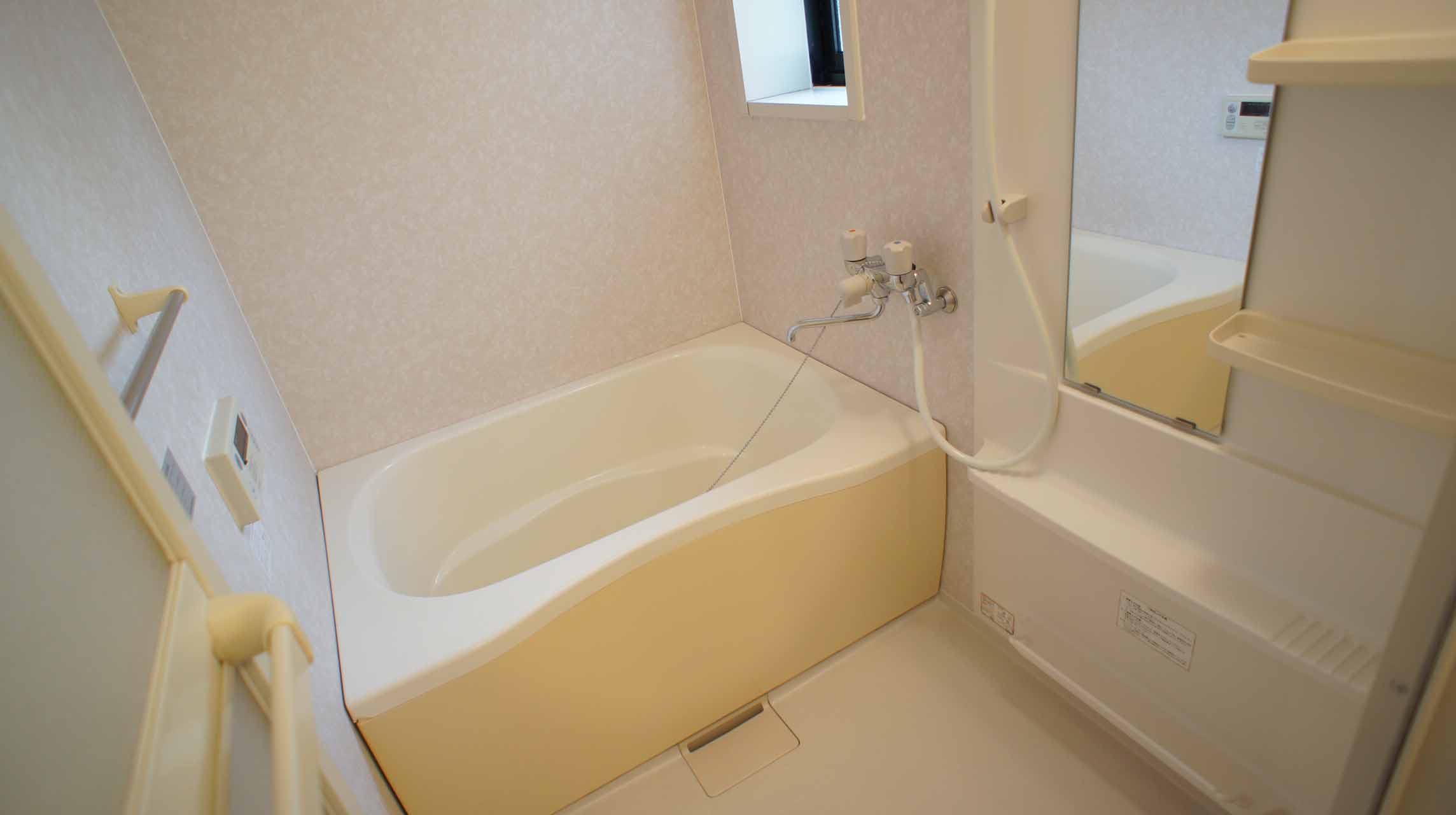 Bath. Bathroom with a window Reheating ・ You can automatically hot water beam. 