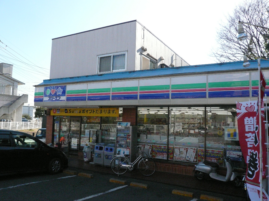 Convenience store. Three F Ayase Teraohon the town shop to (convenience store) 225m