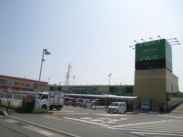 Supermarket. Food until one Ayase 450m