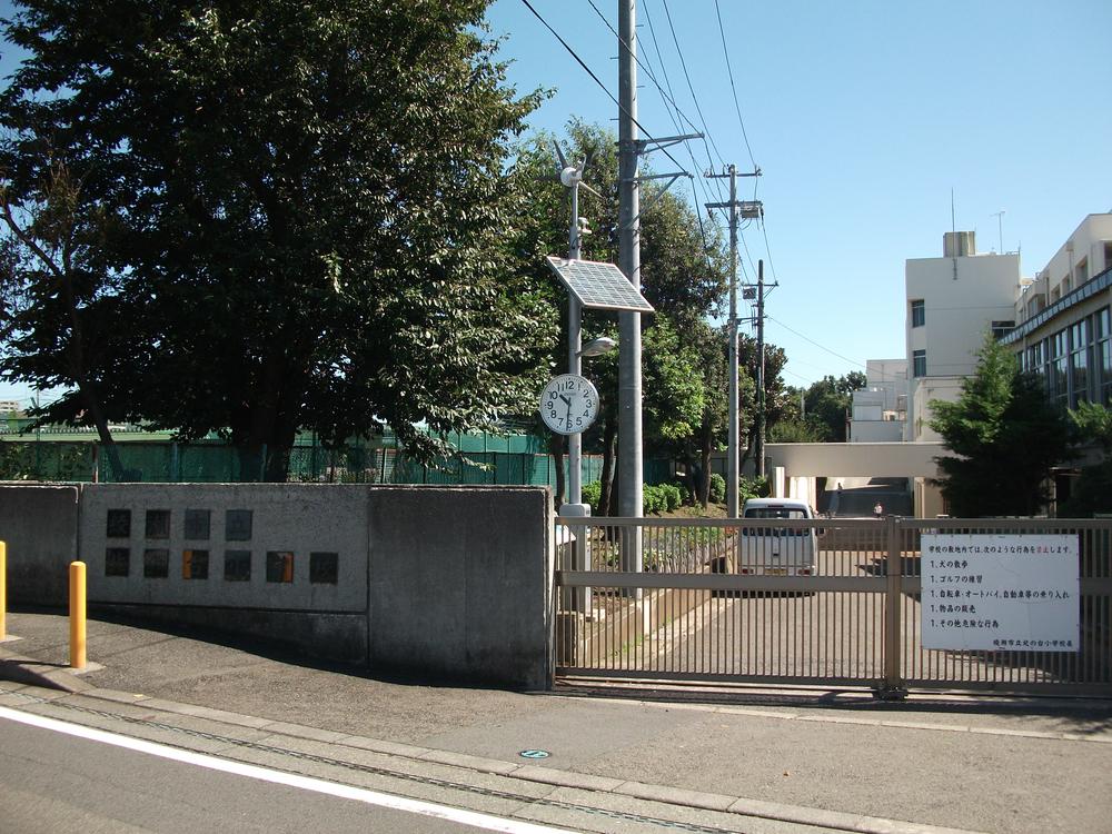 Primary school. 317m to the stand elementary school Ayase City North