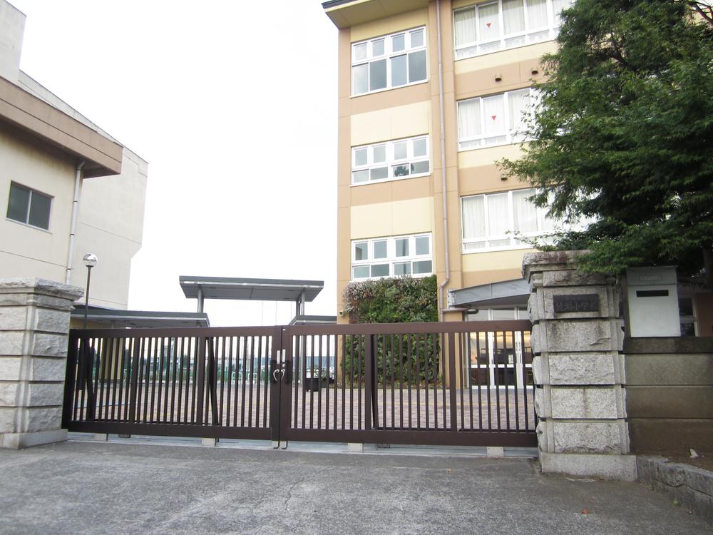 Primary school. 598m until Ayase City Ayase Elementary School