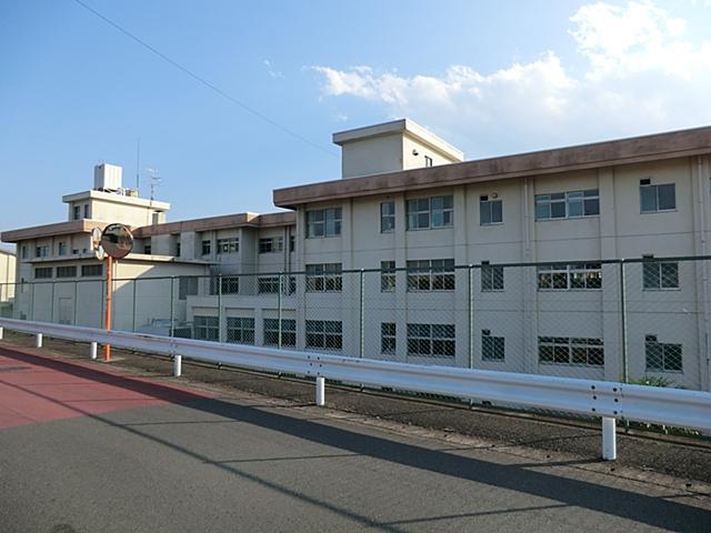 Junior high school. 922m to the die junior high school of Ayase City North
