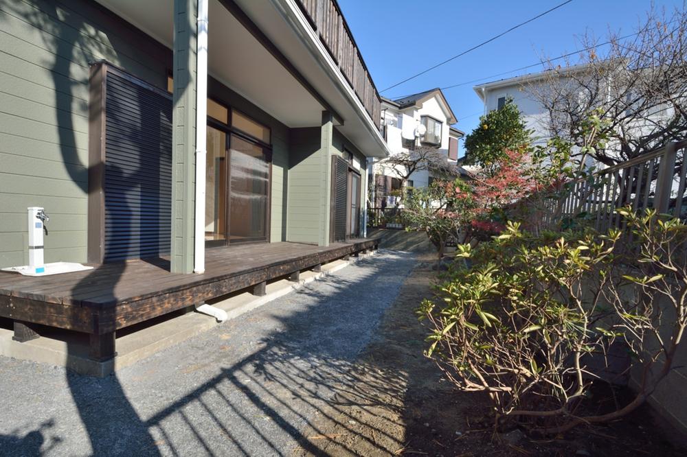 Local appearance photo. Antique green × Brown appearance colors very fit in Japanese sense of beauty.  Cedar well Even in the English Garden is also a full-fledged Japanese garden. 