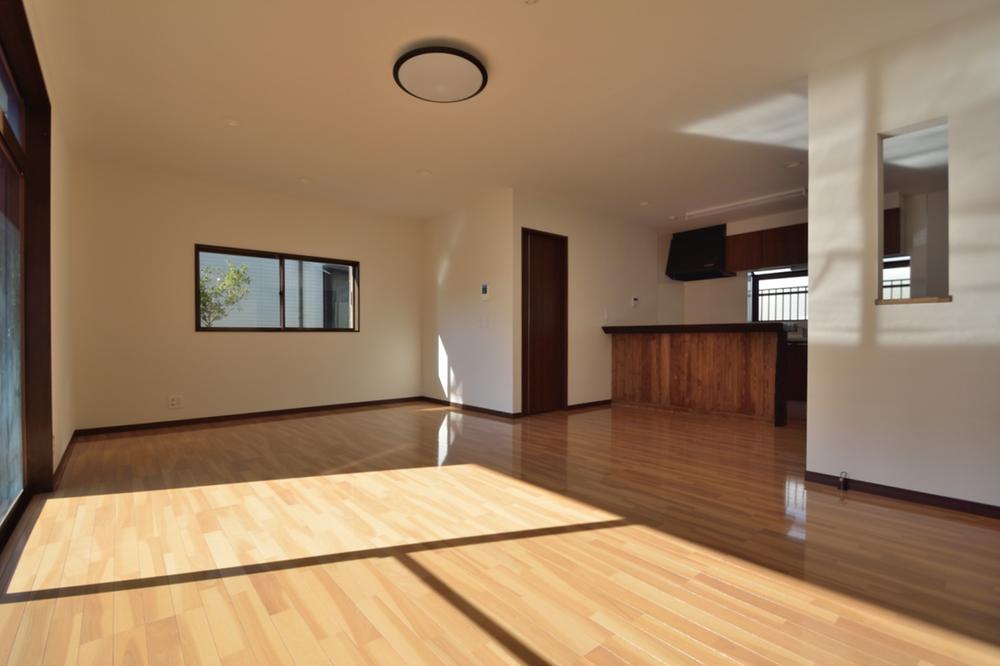 Living. Living room overlooking the garden are bright and open atmosphere. 