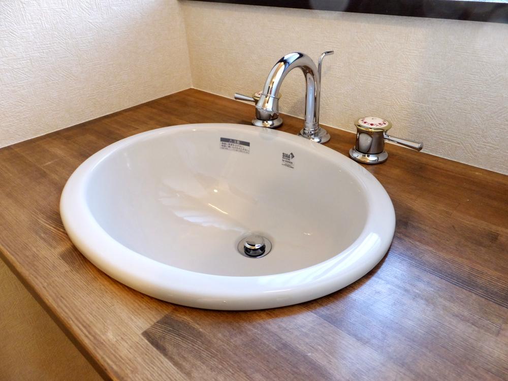 Wash basin, toilet. Lovely wash bowl. I feel a commitment.