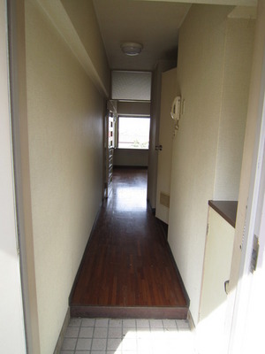 Entrance. There is a shoe box