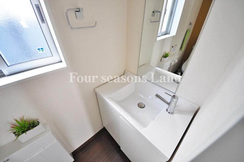 Wash basin, toilet. Indoor (March 2013) Shooting