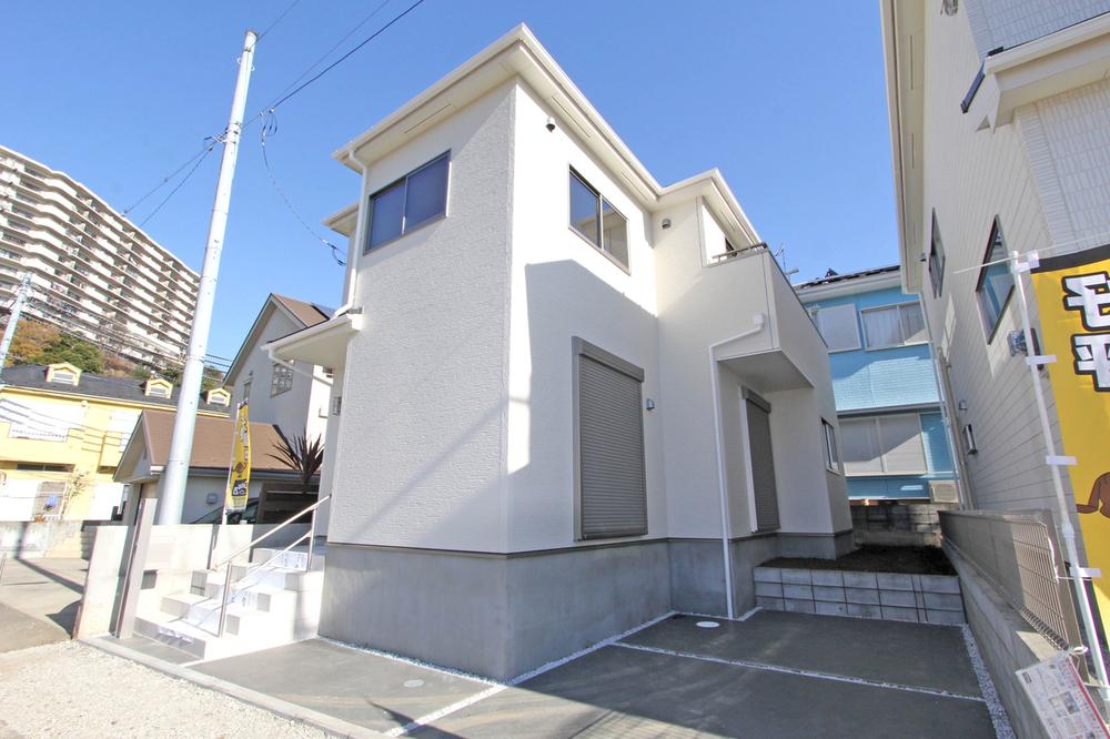 Local photos, including front road. Local (12 May 2013) shooting 1 Building Was outside structure completed.