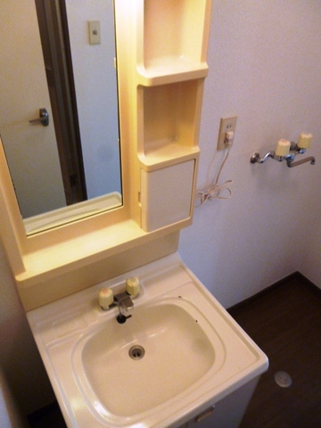 Other room space. Independent wash basin