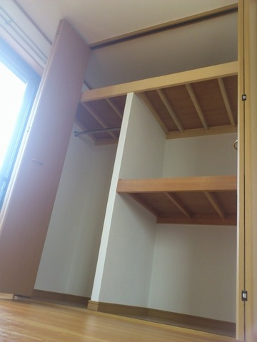 Other room space. Wide storage is convenient