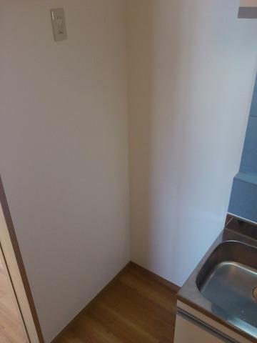 Other room space. Refrigerator yard