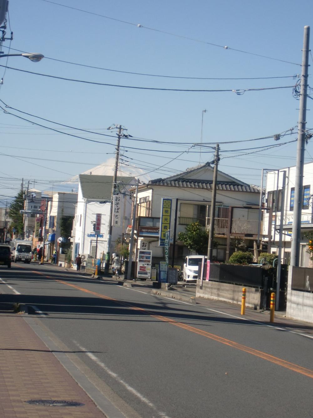 Streets around. Fuji is also beautiful when viewed from the 150m Sakura road until the road Sakura.