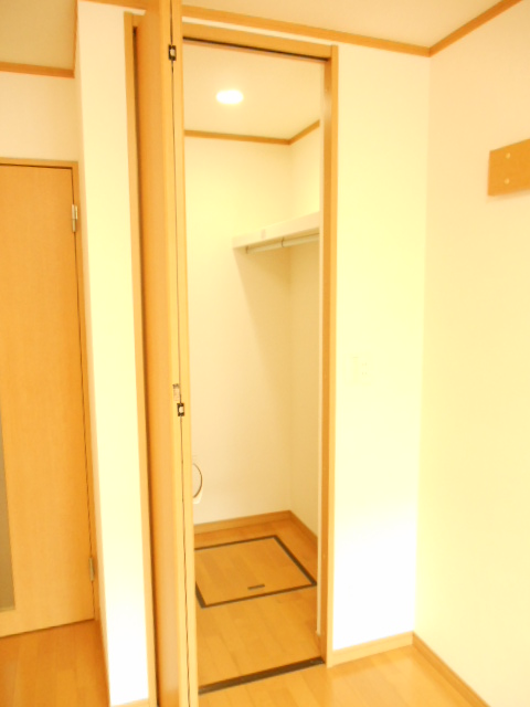 Receipt. Spacious closet with under-floor storage