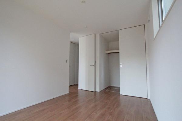 Same specifications photos (Other introspection). Same manufacturer room construction cases