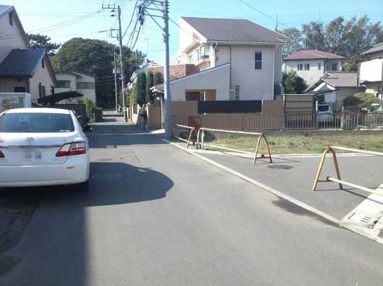 Local land photo. Frontal road